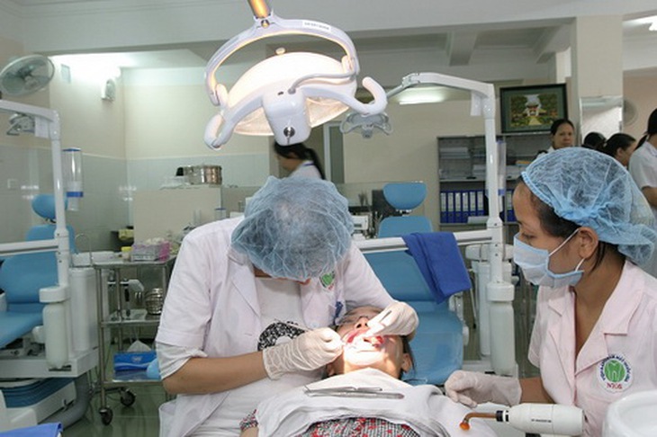 Khám răng định kỳ để phát hiện sớm bệnh răng miệng. Ảnh: TM