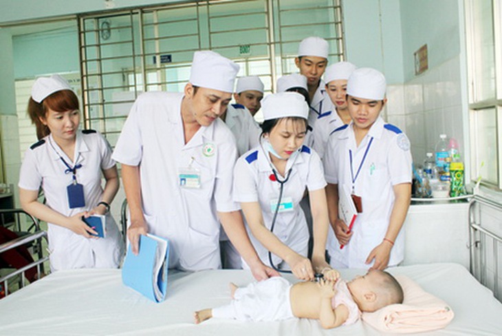 Bác sĩ bệnh viện tận tình hướng dẫn cho sinh viên trường y.