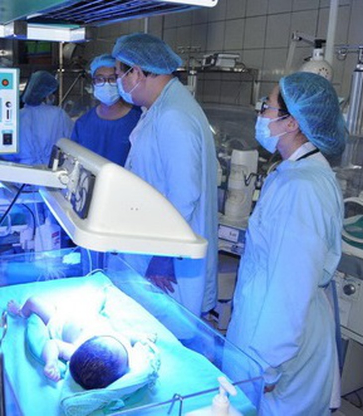 Điều trị trẻ sinh non từ BV Sản Nhi Bắc Ninh chuyển lên Khoa Nhi, BV Bạch Mai.