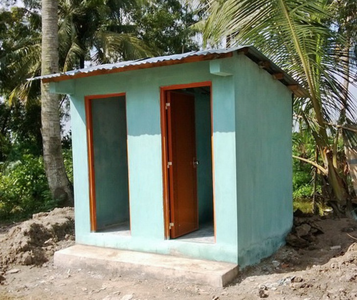 Nhà tiêu của một hộ gia đình đã được xây mới, sạch sẽ.