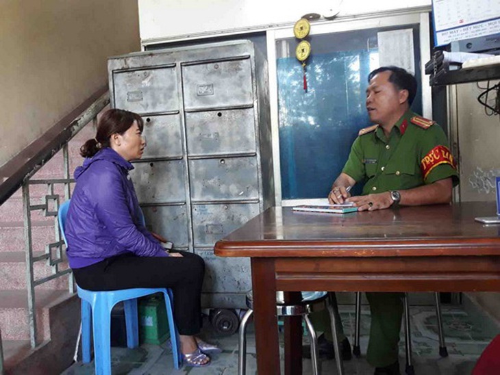 Bà Phạm Thị Mỹ Linh - chủ lớp mẫu giáo Mầm Xanh làm việc với công an.