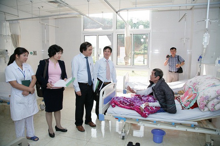 Các chuyên gia của BV Bạch Mai khảo sát tại BVĐK tỉnh Yên Bái.