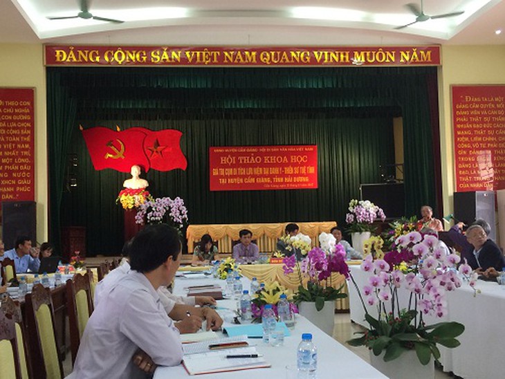 Buổi hội thảo về các giá trị khoa học của cụm di tích thờ Đại danh y Tuệ Tĩnh tại huyện Cẩm Giàng. Ảnh: An Văn Mậu