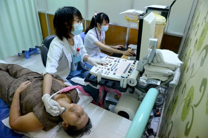 Siêu âm cho bệnh nhân ở Bệnh viện Q.Thủ Đức, TP.HCM. Ảnh: Hữu Khoa
