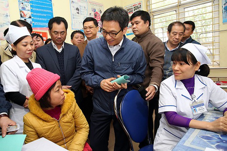 Phó Thủ tướng Vũ Đức Đam thăm Trạm y tế  phường Đồng Tiến.