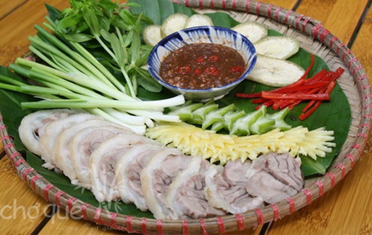Thịt ba rọi luộc chấm mắm tép là món ăn được ưa thích.