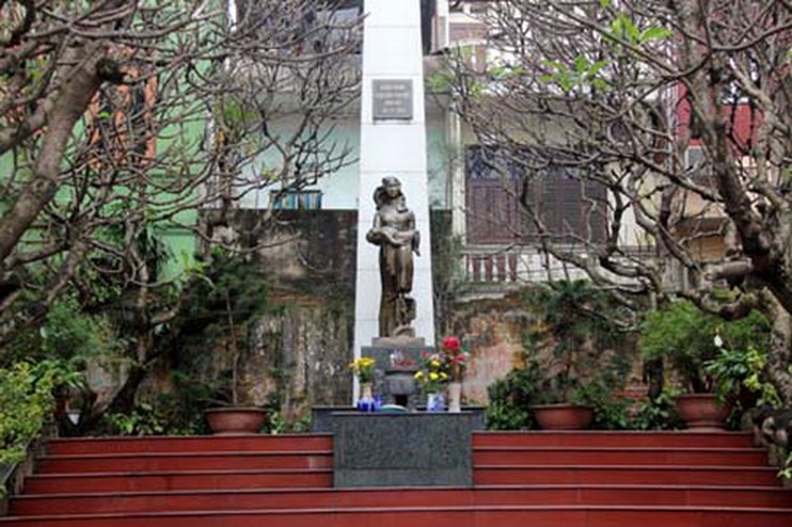 Đài tưởng niệm phố Khâm Thiên.