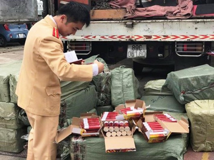 Lực lượng chức năng kiểm đếm số pháo lậu trong một vụ vận chuyển trái phép.
