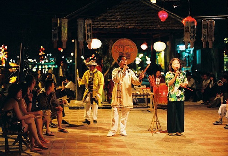 Bởi tính dân dã, mộc mạc và vui nhộn nên trò chơi nghệ thuật dân gian bài chòi thu hút rất nhiều người tham gia và cổ vũ.