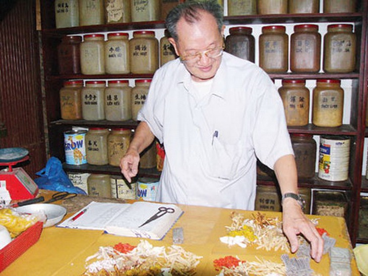Lương y Trần Văn Quảng cần mẫn cắt thuốc cứu người.