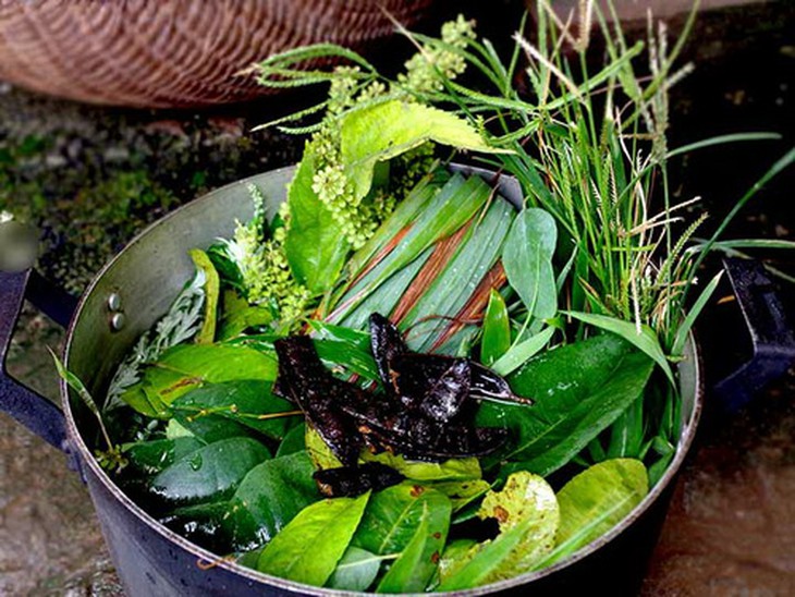 Nồi lá xông là bài thuốc dân gian trị cảm mạo.