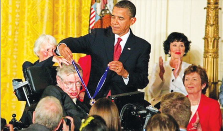 Tổng thống Mỹ B. Obama trao Huân chương Tổng thống - huân chương cao nhất của Mỹ cho giáo sư S. Hawking năm 2014.