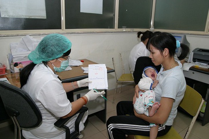 Khi trẻ bị bệnh, cần đưa trẻ đi khám để được bác sĩ  tư vấn về cách dùng thuốc và cách chăm sóc trẻ thích hợp. Ảnh: TM