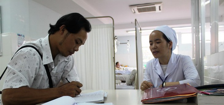 Sơ Nguyễn Thị Nhật Khánh (bên phải) là người tận tình với người bệnh.