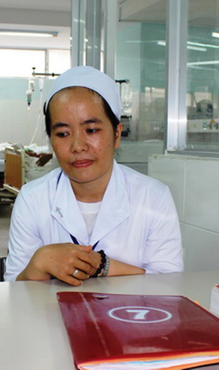 Sơ Nguyễn Thị Nhật Khánh bên đề tài nghiên cứu cải tiến cách chăm sóc người bệnh nặng.