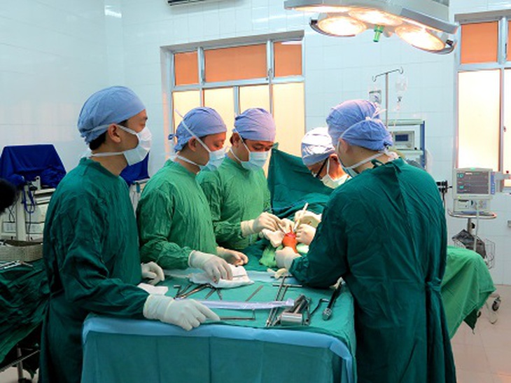Kíp mổ đang phẫu thuật đùi trái cho bé Cao Tinh.