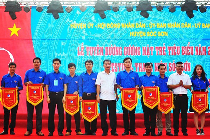 Anh Đỗ Văn Thành (thứ 5 từ trái qua) là tấm gương tiêu biểu về hiến máu cứu người cũng như có nhiều hoạt động, tổ chức chương trình thiện nguyện ý nghĩa nên được Thành đoàn Hà Nội và Huyện đoàn Sóc Sơn tặng nhiều khen thưởng trong công tác đoàn.