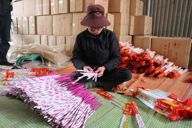 Công đoạn đóng hương trầm vào bao.