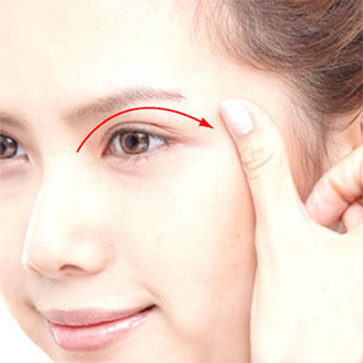 Dùng ngón cái và ngón trỏ xoa vòng quanh mắt từ khóe trong vòng lên trên rồi ra khóe ngoài và ngược lại.