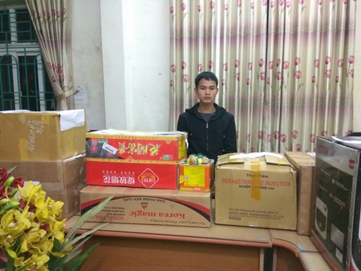 Đối tượng Phạm Ngọc Hậu và tang vật vụ án tại cơ quan điều tra.