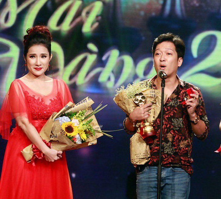 Màn cầu hôn của Trường Giang (bên phải) trên sóng truyền hình trực tiếp Lễ trao giải Mai Vàng vừa qua khiến dư luận bức xúc.