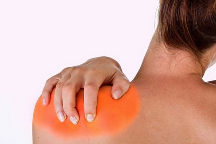 Bóp nắn nhẹ nhàng quanh vùng cổ vai cho đến khi vùng cổ vai hơi ửng đỏ là đạt hiệu quả cải thiện bệnh.