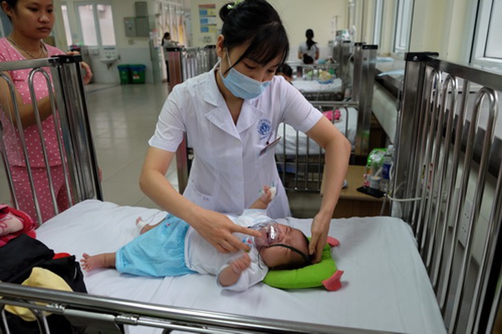 Điều trị cho trẻ tại BV Nhi TW.  Ảnh: TM