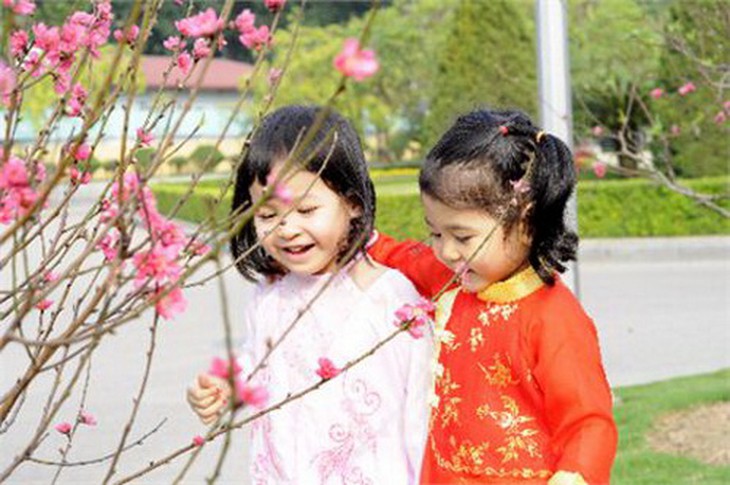 Cha mẹ dành thời gian quan tâm chăm sóc trẻ để cả gia đình đón Tết an vui.