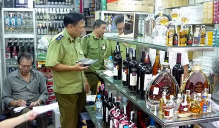 Dịp Tết, nhiều loại rượu ngoại bị làm giả vẫn bán rất chạy.