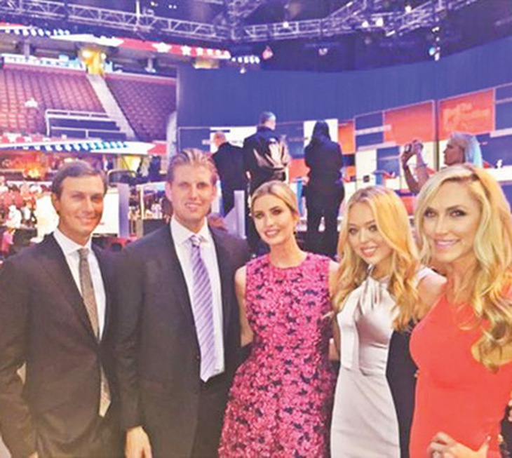 Đây là bức ảnh chụp Tiffany cùng gia đình trên Instagram trong đó có chị gái cùng cha khác mẹ Ivanka Trump và anh trai cùng cha khác mẹ Eric Trump.