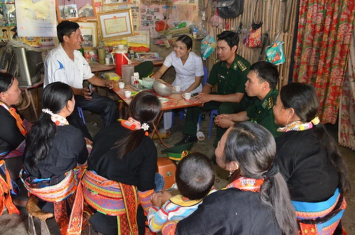 Bộ đội biên phòng Lai Châu phối hợp với y tế cơ sở tuyên truyền cho người dân về phòng chống dịch bệnh. Ảnh: Duẩn Hoa