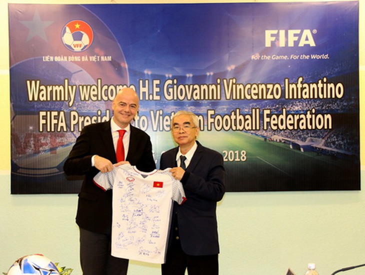 Chủ tịch FIFA nhận chiếc áo có tất cả chữ ký của Đội tuyển U23 Việt Nam do Chủ tịch VFF Lê Hùng Dũng trao tặng.