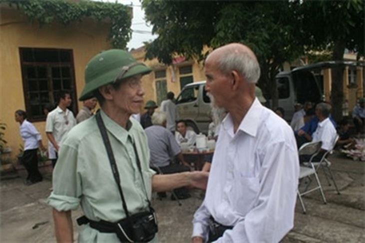 Năm 2004, trên ga Phủ Lý, Hà Nam: Ông Phạm Phú Bằng (bên trái), gặp lại một cựu chiến binh từng tham gia cuộc Tổng tiến công Tết Mậu Thân 1968 tại Sài Gòn.