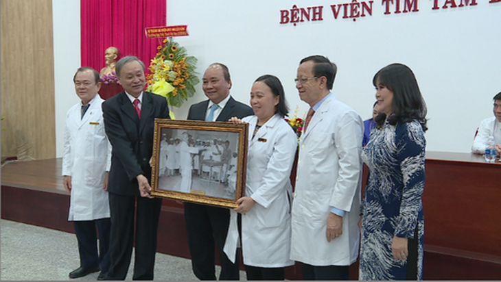 Thủ tướng Chính phủ Nguyễn Xuân Phúc đến thăm, chúc mừng BV Tim Tâm Đức.