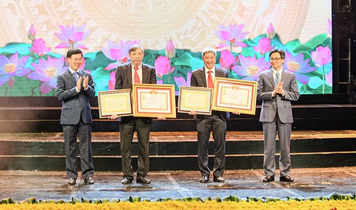 Trưởng ban Tuyên giáo Trung ương Võ Văn Thưởng và Phó Thủ tướng Vũ Đức Đam trao danh hiệu Chiến sĩ thi đua toàn quốc cho BS. Nguyễn Trường Sơn, Giám đốc BV Chợ Rẫy và BS. Vũ Bá Quyết, Giám đốc BV Phụ sản TW. Ảnh: TM
