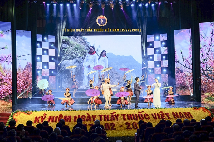 Một tiết mục văn nghệ trong lễ kỷ niệm. Ảnh: TM