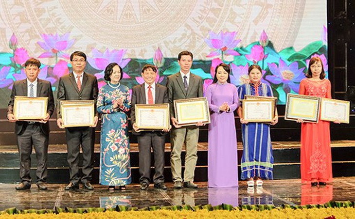 Trưởng ban Dân vận Trung ương Trương Thị Mai và Bộ trưởng Bộ Y tế Nguyễn Thị Kim Tiến trao bằng khen của Bộ Y tế cho các đơn vị y tế tuyến cơ sở có thành tích xuất sắc. Ảnh: Trần Minh