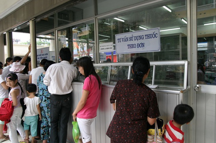 Khi mua thuốc ngoại trú cho trẻ dưới 72 tháng tuổi phải ghi số chứng minh thư của bố hoặc mẹ góp phần quản lý tốt việc mua bán và lạm dụng kháng sinh hiện nay. Ảnh: TM