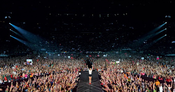Taylor Swift biểu diễn trước học sinh trường khiếm thính và điếc ở Boston.