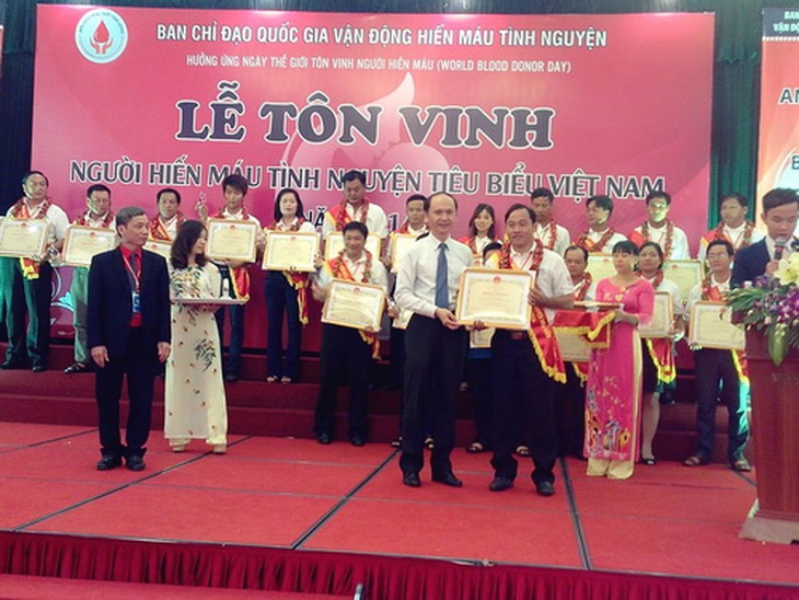 BS. Đinh Văn Thìn là 1 trong 100 người hiến máu tiêu biểu của Việt Nam được tôn vinh nhân Ngày Hiến máu Thế giới 14/6 tại Hà Nội.