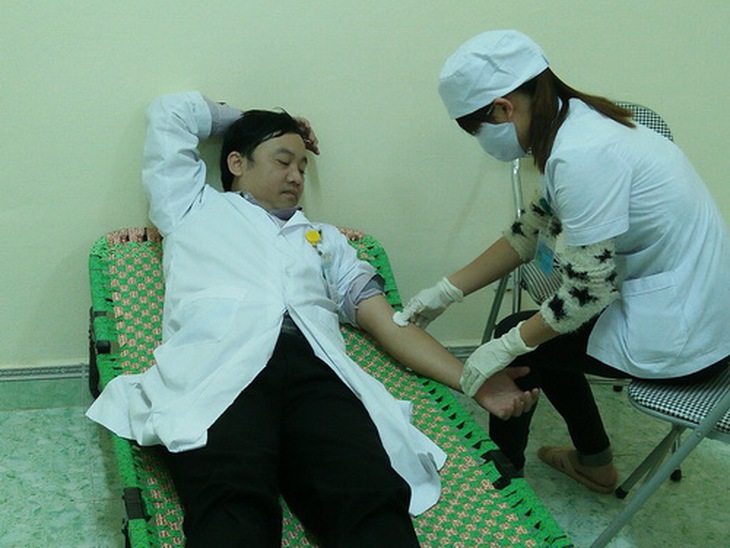BS. Đinh Văn Thìn trực tiếp hiến máu cứu bệnh nhân.