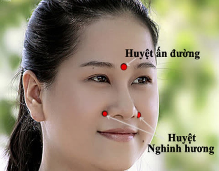 Xoa bóp huyệt hợp cốc, nghinh hương và ấn đường giúp giảm ngạt mũi.