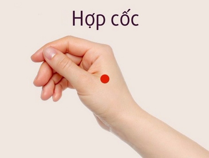 Xoa bóp huyệt hợp cốc, nghinh hương và ấn đường giúp giảm ngạt mũi.