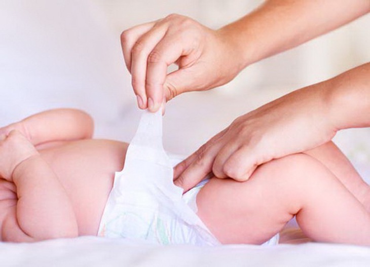 Khi mặc bỉm thường xuyên, da bé bị chà xát vào bỉm gây hăm tã.