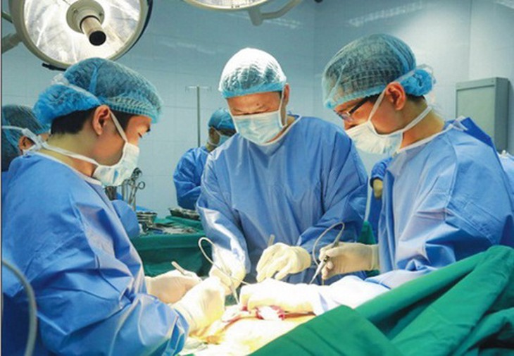Các bác sĩ thực hiện kỹ thuật ghép phổi cho bệnh nhân Trần Ngọc Hanh.