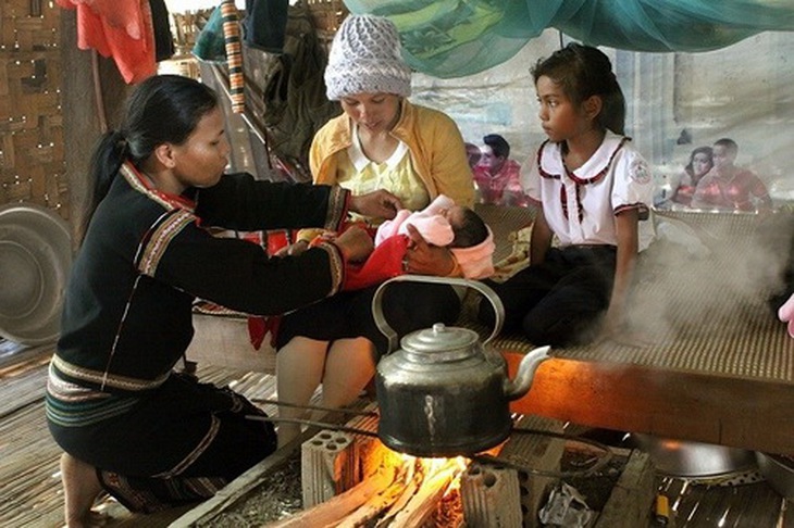 Trong rất nhiều chính sách cho vùng sâu vùng xa, “cô đỡ thôn bản” là chính sách thiết thực với người dân nhất. Đấy thực sự là một cuộc cách mạng ghê gớm trong nhận thức của bà con dân tộc từ sinh đẻ tự nhiên, tự mình, sang có sự chăm sóc của cán bộ chuyên môn.