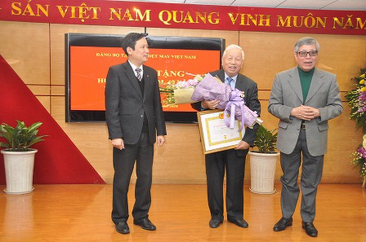Nguyên Bộ trưởng Bộ Công nghiệp Đặng Vũ Chư (giữa) nhận danh hiệu 50 năm tuổi đảng năm 2018.