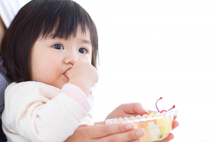 Làm gì khi trẻ đi ngoài phân sống?