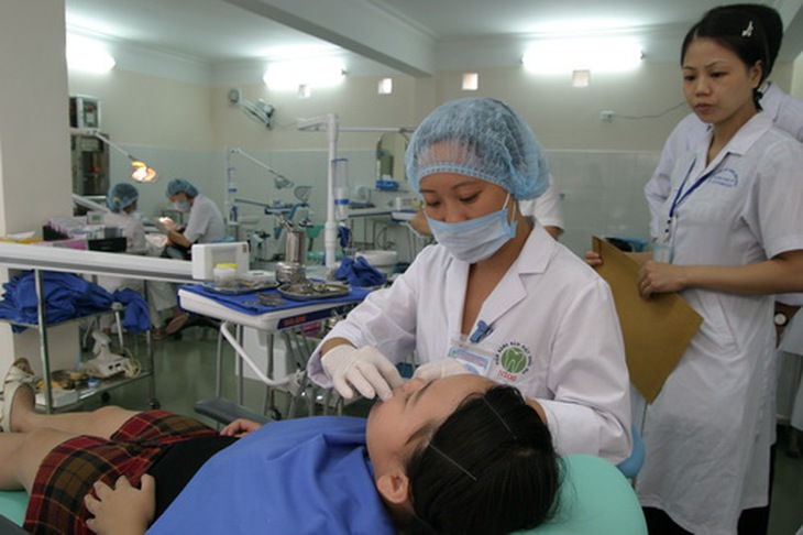 Thường xuyên khám răng cho trẻ để bảo vệ răng cho bé. Ảnh: TM
