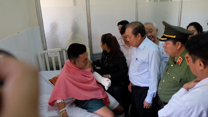 Phó Thủ tướng Trương Hòa Bình thăm hỏi các nạn nhân vụ cháy chung cư Carina Plaza tại Bệnh viện Chợ Rẫy TP. Hồ Chí Minh.